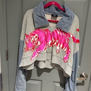 Dressed in LALA stylish Tiger Print long sleeve top.